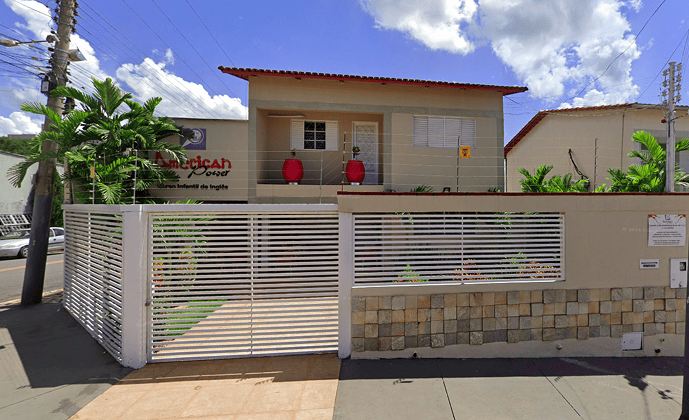 Fachada moderna da American Power English School